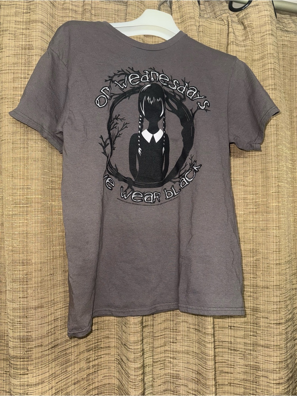 Graphic 'On Wednesdays We Wear Black' T‑Shirt - Gray size Medium